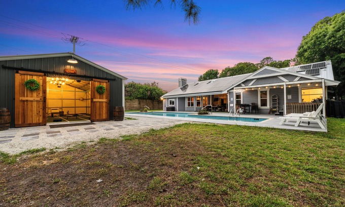 Jupiter Casa | 3500² ft Luxe 4/4 - Htd LapPool, Arcade HotTub, ADU, Fully Fenced, Gated.
