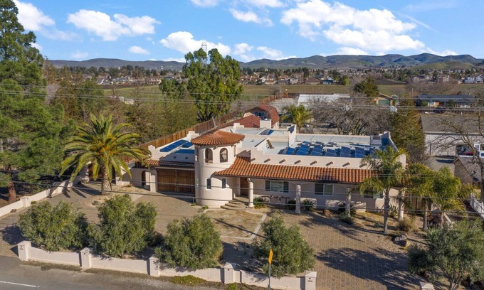 Livermore Casa | 3500sf, Single Level, 4 King Beds, 12ft Hot Tub!