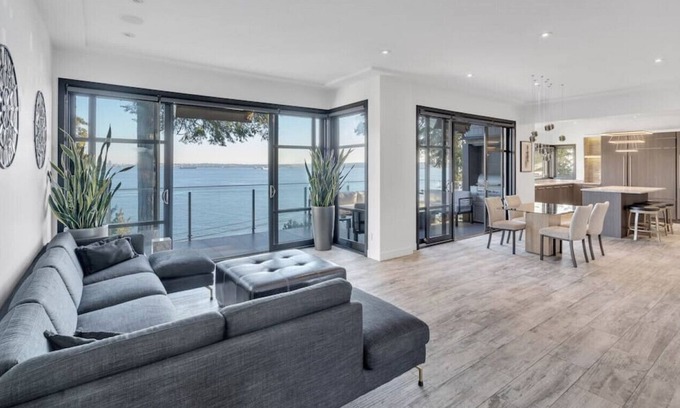 West Vancouver Casa | 3595 Sunset Ln.-Farris-L-17% · The Sunset Lane Waterfront Home