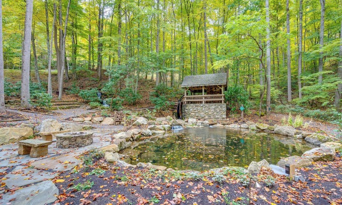 Mountain Air Apartamento | 36 Mi to Asheville: Mtn-view Home in Burnsville!