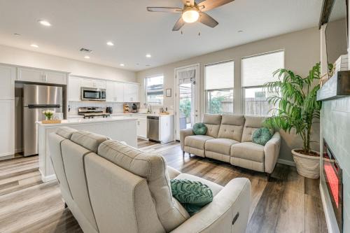 Visalia Casa | 36 Mi to Sequoia NP Pet-Friendly Home with Dog Run!