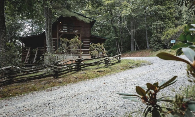 Purlear Cabina | 36 North | Blueberry Hideaway Cabin | Hot Tub