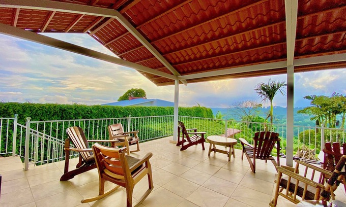 San Isidro Cama Y Desayuno | 360-Degree view large family room for 13 guests