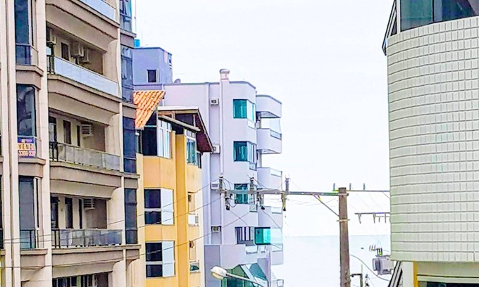 Itapema Apartamento | $ 367 / día. Pie en la arena, vista al mar, balcón de 20m2 con barbacoa, 3qtos.