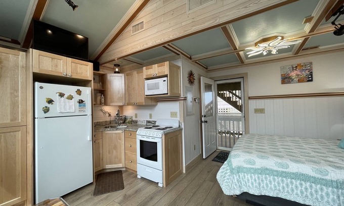 Hatteras Condominio | 37 Coal Miner's Dream Studio Bedroom Condo by RedAwning