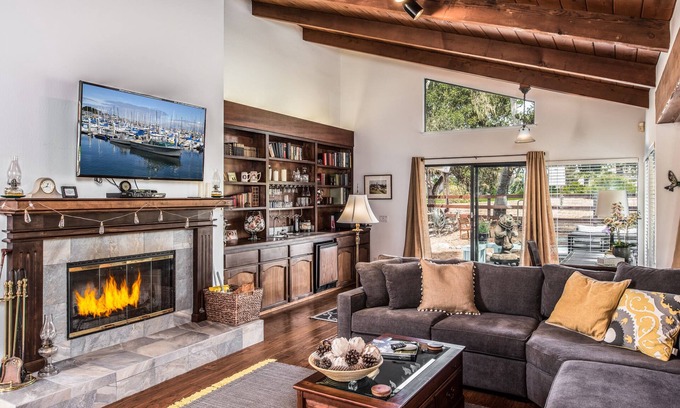 Del Monte Forest Casa | 3754 Pebble Beach Escape ~ Cerca de 17 Mile Drive & Beach ~ ¡Vista del campo de golf!