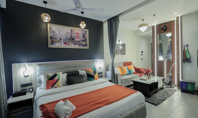Noida Apartamento | 37th Floor | Lux Paradise By Aurum