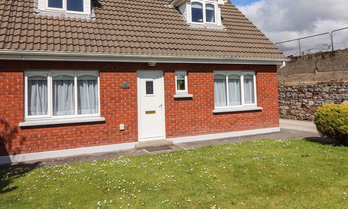 Tralee Cabaña | 38 CASTLEWOOD PARK, pet friendly in Tralee, County Kerry