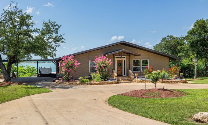 Belton Casa | 3800sf Lake Front Home, Hot Tub, Next to Boat Ramp and Park, Centrally Located!