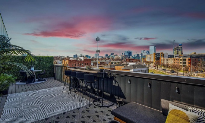 Rolling Mill Hill Condominio | 380sq ft Private Downtown Terrace 1mi Broadway