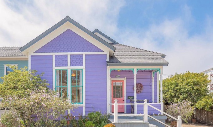 Pacific Grove Casa | 3893 Sweet Seventeenth home