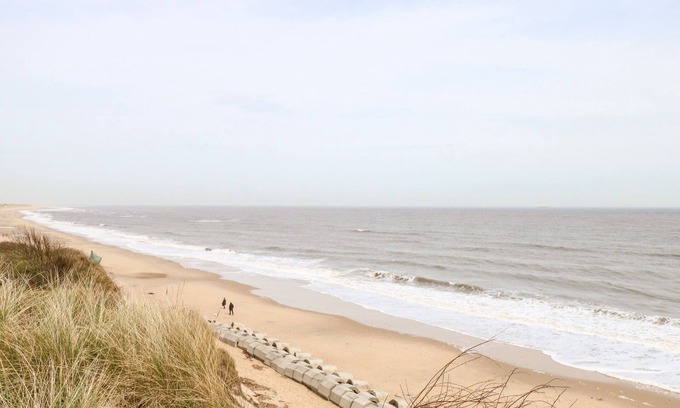 Great Yarmouth Cabaña | 39 Hawaii Beach Bungalows