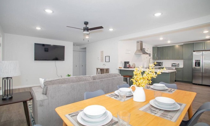 College Casa | 3b2b newly remodeled modern Fairbanks house close to everything