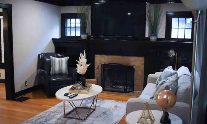 South Kansas City Casa | 3BD 2BA Prestigious Neighborhood Monthly Rental! Fully Fenced & Garage!