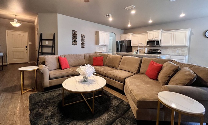 North by Northwest Casa | 3BD|2BTH w/firepit & patio. Full Kitchen & FAST WIFI