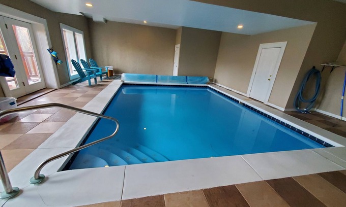 Cosby Cabina | 3bd/4ba on Acre/Indoor Heated Pool/ Theater/Hot Tub/Billiards/Wifi/FirePit/Hike