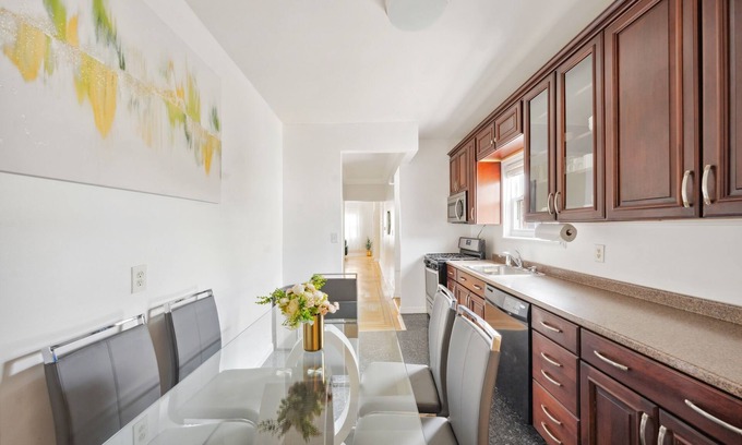Southeast Yonkers Casa | 3BD Luxury Retreat near NYC + Easy Parking