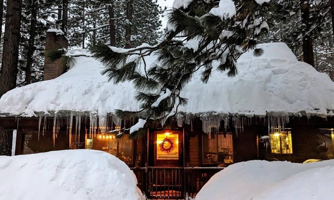 Al Tahoe Cabina | 3BD Pet-Friendly Log Cabin | Fast Wifi | Hot Tub | By Lake | Ski
