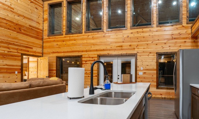 Golden Cabina | 3Bdr + Loft ON RIVER w/ Entertainment for All and Pet Friendly
