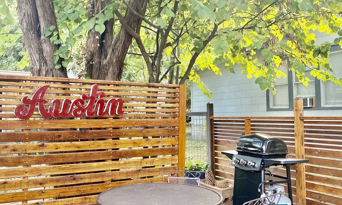 Hancock Casa | 3bdrm 10 mins Downtown, Next to UT, Outdoor Dining & Grill