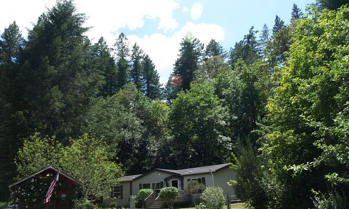 Gasquet Casa | 3bdrm / 2ba Aislado y conveniente, 1 acre de patio cercado, 15 min. a Redwood Forest