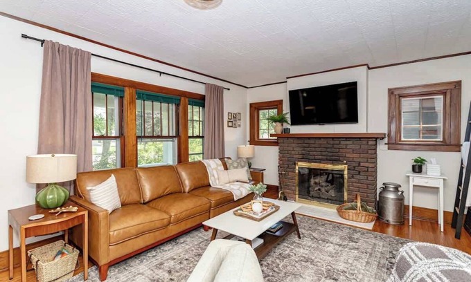 Ames Casa | 3bed/1.5bath Modern Retreat w/ Hot Tub