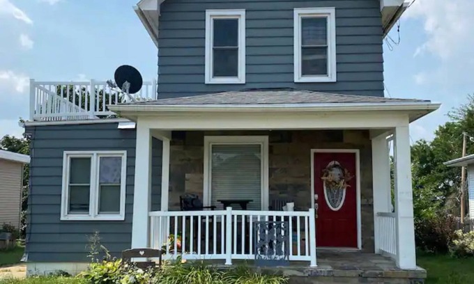 Dubuque Casa | 3bed 2bath nestled in cozy Grandview neighborhood (pet friendly!)
