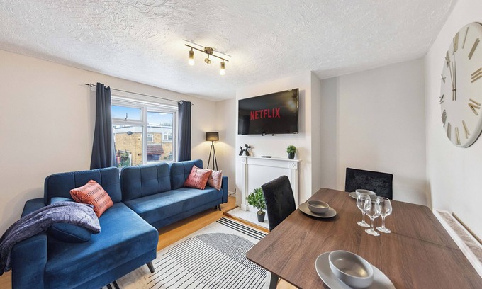 Basildon Casa | 3Bed Gem, Sleep 7, with a TV in Every Room, Garden, Free Parking and Netflix