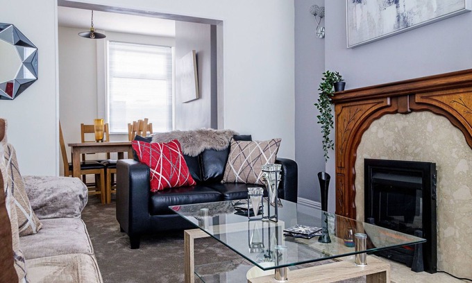 Barrow-in-Furness Casa | 3bed Holiday Home.Barrow in Furness. 5mins walk to most amenities