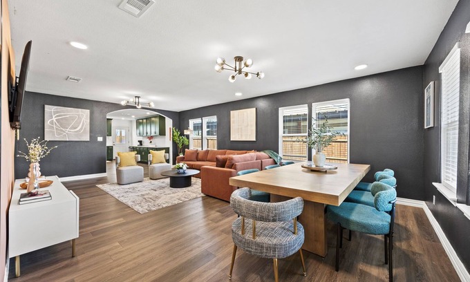 Oak Cliff Casa | 3Bed Home near Dtown Dallas with King Bed&Queen Beds+Free Parking+Fun Backyard