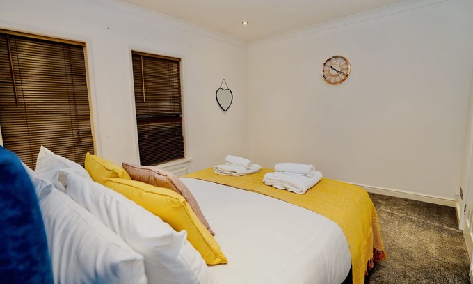 Wolverton Casa | 3Bed House Free Parking and Garden* Perfect For Family Relocation or Contractor
