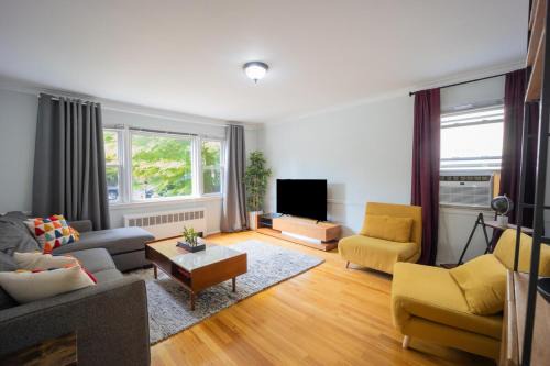 Southeast Yonkers Apartamento | 3bedroom APT with balcony & free street parking