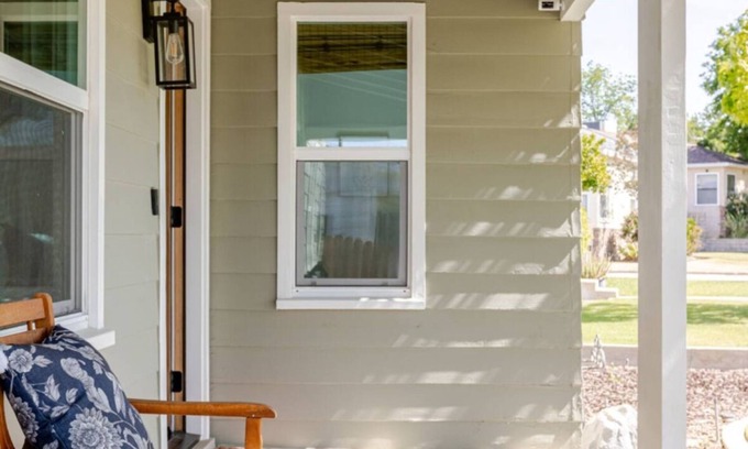 Bakersfield Casa | 3bedroom house close to several hospitals w/HOT TUB in pleasant La Cresta area.