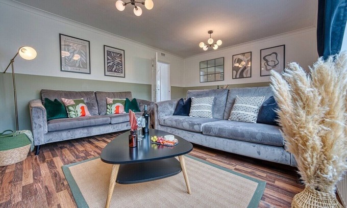 Stratton Casa | 3bedrooms | Free Parking | Pet Friendly | Garden