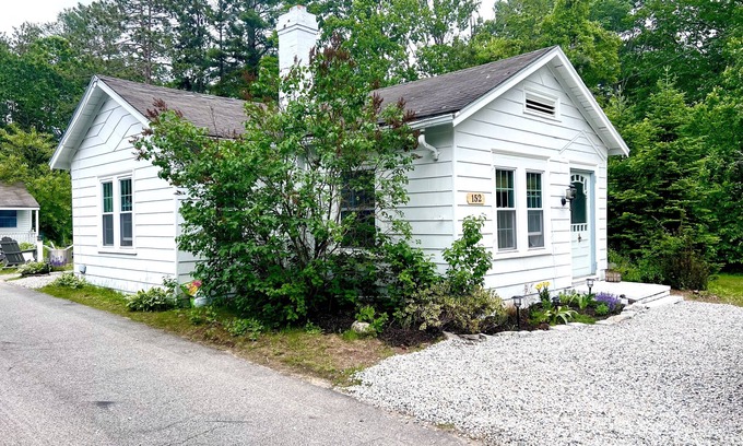 Kennebunk Cabaña | 3BR 1. 5 Bath Beach Cottage near KPT/Beaches