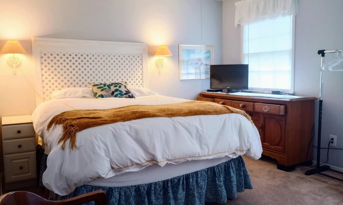 High Point Casa | 3br - 2.5ba, Kitchenette & Living Room near HPU, High Point Markets, & Hospitals