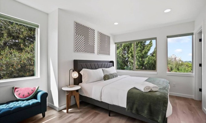 Green Lake Apartamento | 3BR 2.5BA Rooftop View Green Lake Hideaway