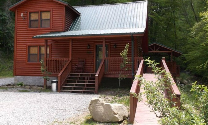 Lejunior Cabina | 3BR, 2 Bath Cabin with full kitchen, living room, hot tub and spacious backyard.