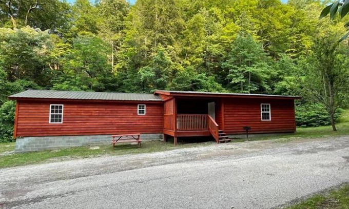 Lejunior Cabina | 3BR, 2 Bath Cabin with full kitchen, living room, and hot tub.