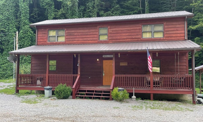 Lejunior Cabina | 3BR 2 Bath house with full kitchen, living room, and hot tub.