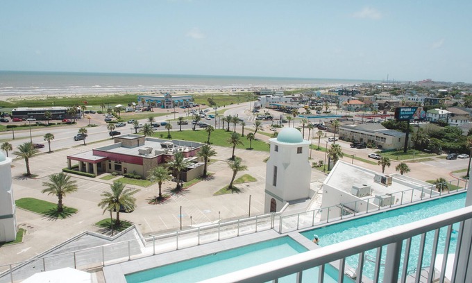 Galveston Condominio | 3BR/2BA Beachfront Unit with Amazing Amenities