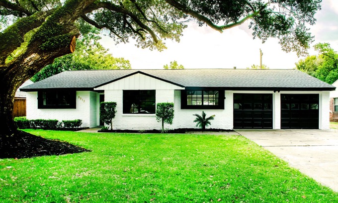 Woodlake - Briar Meadow Casa | 3BR/2BA Cozy Home Near Galleria/NRG & Hospitals, LA Fitness