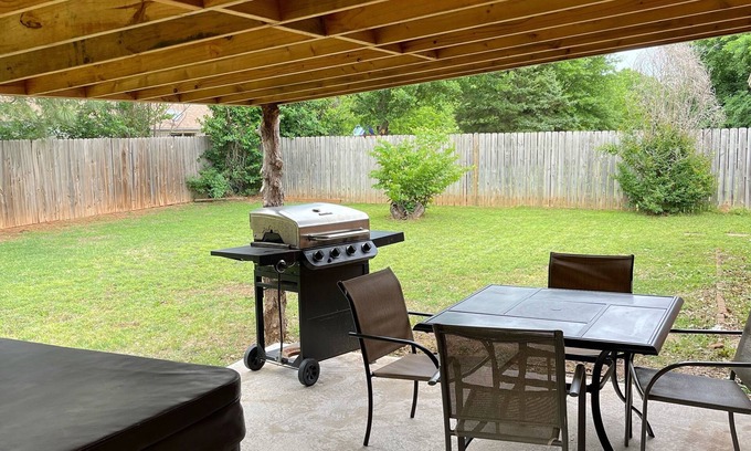 Stillwater Casa | 3br 2bath with patio hot tub and outdoor TV 2 miles from OSU