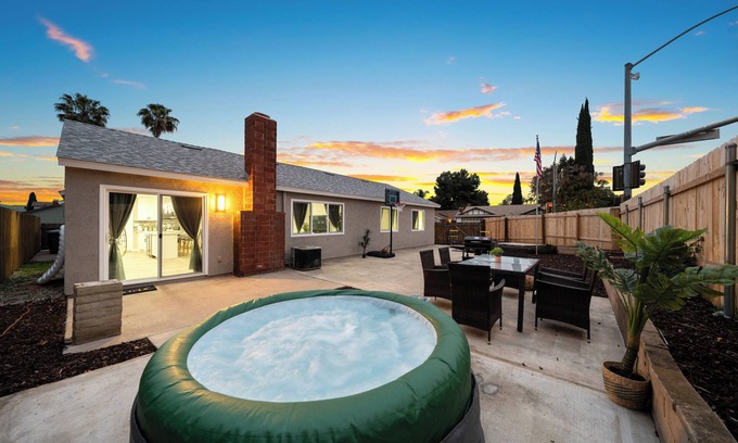 La Presa Casa | Luxury 3-BR Home w Garage, Hot Tub, King Bed, Yard