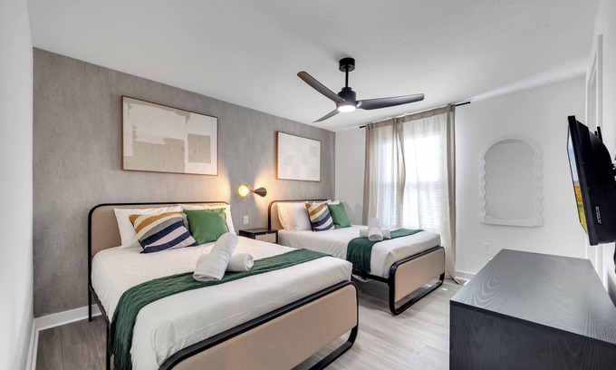 Lindfields Casa | 3BR 3BA Modern Home closet to Disney No Carpet