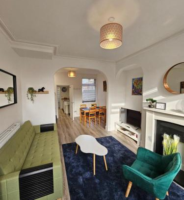 St Helens Casa | 3BR, 6 min to central station, full kitchen