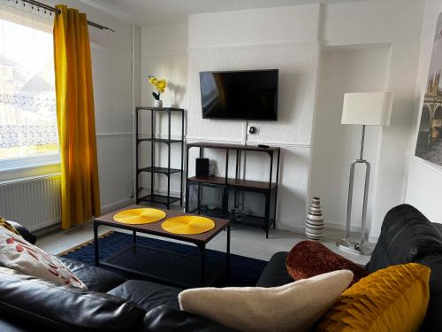 Nottingham Casa | 3BR, 6 x FREE off street parking, CCTV,Perfect for business Trip & Families holiday & working proffesional-long term,M1 J25-10Min ,WI-Fi 500Mb,Netflix,Secure Huge Private garden,Fully equiped kitchen,Few local shops- Peaceful & Convenient,