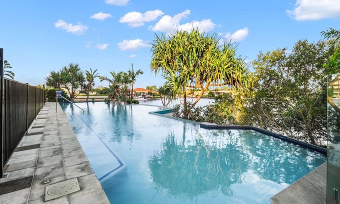 Biggera Waters Apartamento | 3BR Apartment +Pool Parking!Steps to Harbour Town
