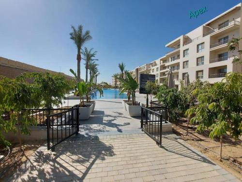 Al-Khalifa Apartamento | 3BR APT, free pool access, EMMAR Uptown Cairo