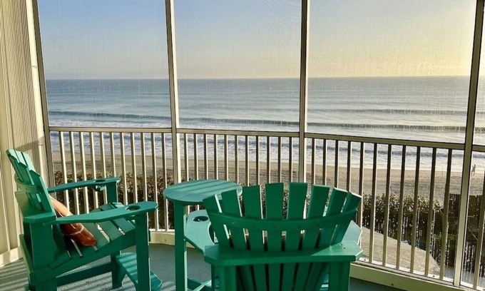Gulfstream Beach Condominio | ON THE BEACH! - POOL, BEACH- PICKLEBALL. 3 Bed -2 Bath Condo with Ocean Views!"